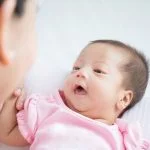 Mengetahui Tumbuh Kembang Bayi di Setengah Tahun Pertama