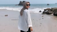 Ide Outfit Liburan ke Pantai: Tampil Stylish dan Nyaman di Bawah Sinar Matahari